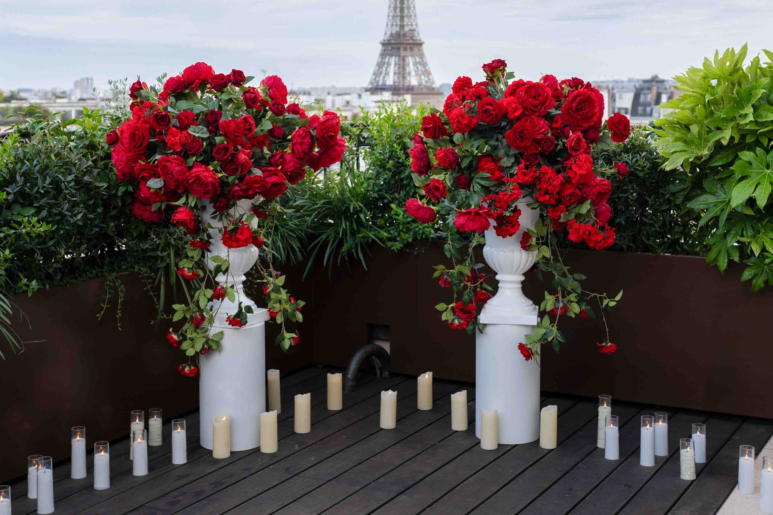 Red Silk Flower Arrangement Rental in Paris | Medici Vases for Proposals & Weddings